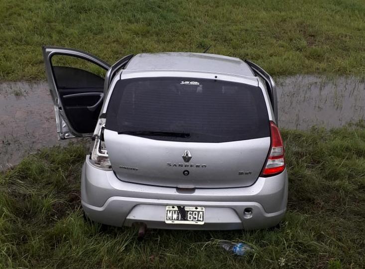 General Roca Despiste y vuelco de un automóvil en autopista con cinco