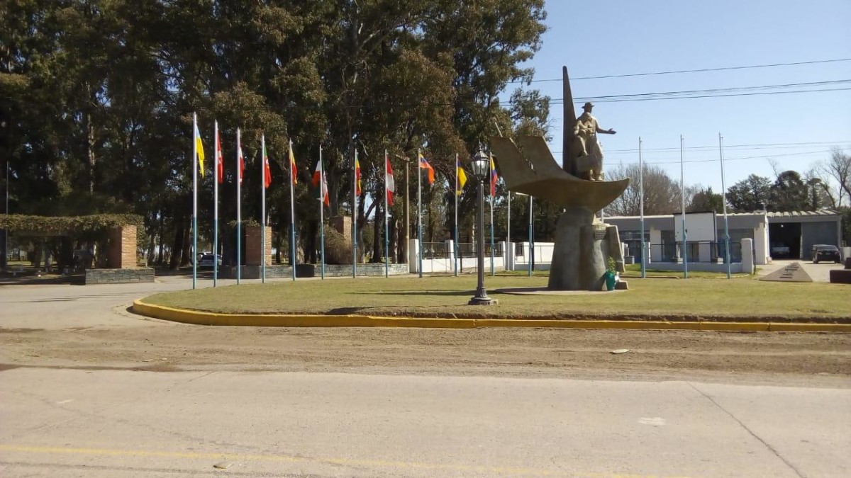 Acto Día del Inmigrante con el faltante de banderas de algunos países