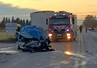 Un camión chocó con un automóvil: 3 fallecidos