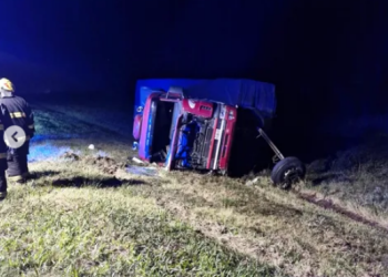 Un camión colisionó con otro transporte estacionado en la banquina