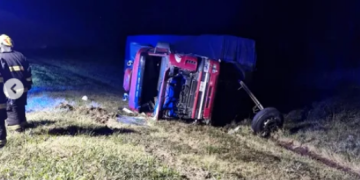 Un camión colisionó con otro transporte estacionado en la banquina