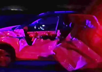 Un camión chocó a un automóvil y se dio a la fuga