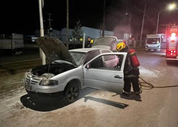 Bomberos combatieron el incendio de un automóvil en Ruta 9