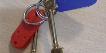 Objetos perdidos: dos llaves con dos llaveros