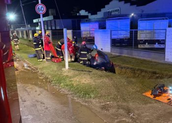 Un automóvil cayó dentro de una cuneta en Ruta 9