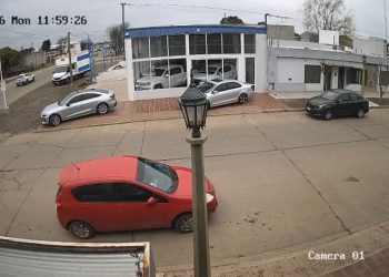 Leones: delincuentes robaron adentro de un auto y huyeron