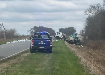 Ruta 3: un camión con fitosanitarios sufrió un vuelco en solitario
