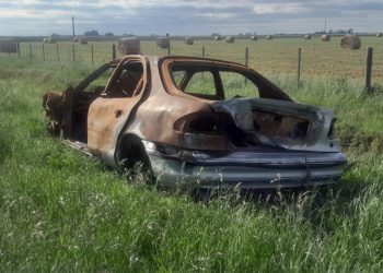 Vecinos reclaman por un auto abandonado en Ruta 9