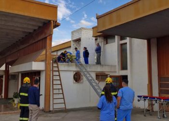 Bomberos rescataron a una persona que cayó del techo de una fábrica