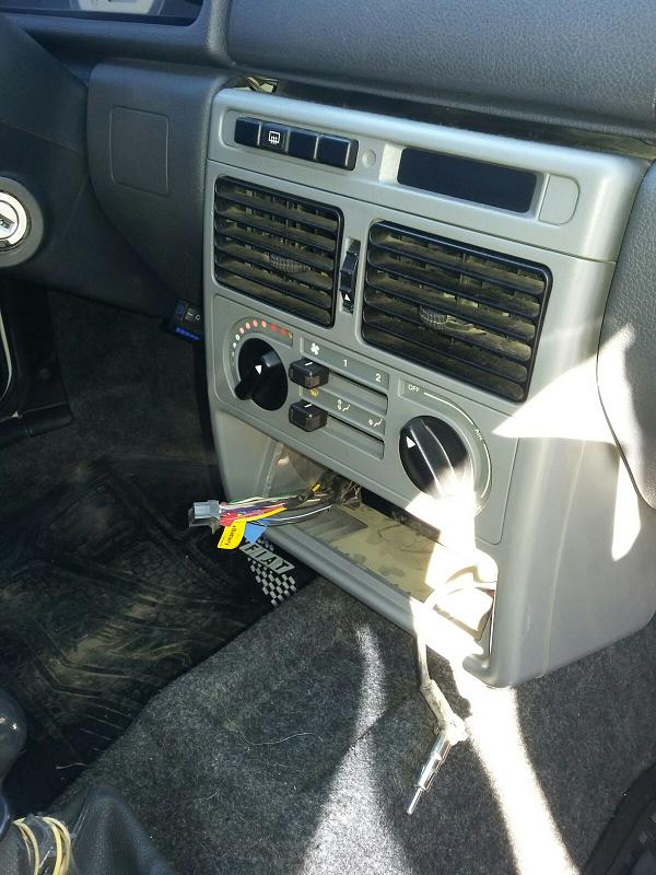 Robaron stereo del interior de un automóvil estacionado sobre calle Avellaneda