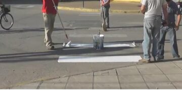 Trabajos de pintura en sendas peatonales y estacionamientos en 45 grados