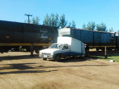 Arroyo Cabral: una camioneta sufrió un desperfecto sobre las vías  y fue embestida por el tren