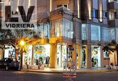 Tres mujeres ingresaron a comercio de Leones y luego de medirse prendas se llevaron una billetera