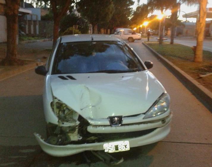 Joven de Leones alcoholizado, se conducía en contramano por calle 25 de Mayo e impactó contra poste de alumbrado público