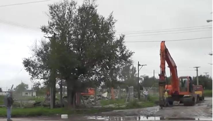 Comenzaron las tareas de limpieza en el predio donde se instalará el supermercado La Anónima
