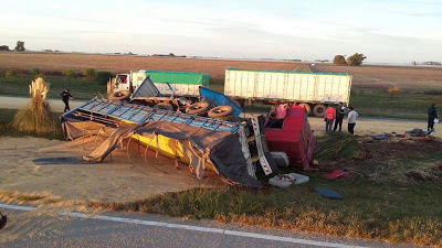 Vuelco de un camión con soja en la autopista en Tortugas