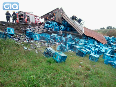 Vuelco de un camión cargado con cervezas en la autopista en Armstrong