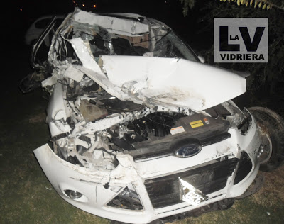 Un automóvil impactó en la parte trasera de un camión en la autopista en Leones