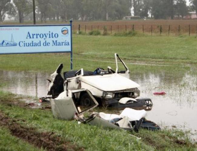 Arroyito:  un camión embistió a un automóvil y murieron un matrimonio y uno de sus hijos