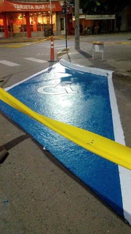 Se habilitó el primer estacionamiento para personas con discapacidades y a las pocas horas se detectó el uso de vehículos particulares
