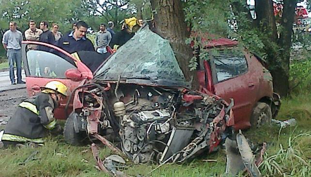 Ballesteros: un automóvil colisionó contra varias plantas y hubo una persona fallecida