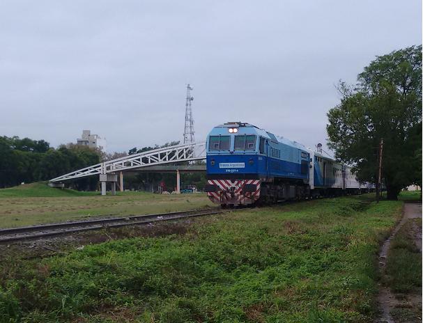 El tren de pasajeros detenido sobre el paso a nivel de calle Mansilla
