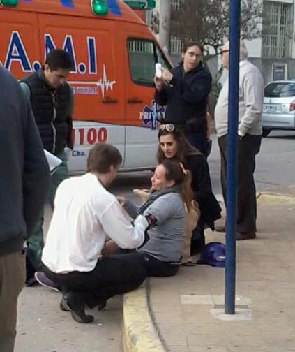 Choque entre un automóvil y una motocicleta en la esquina de 25 de Mayo y Belgrano