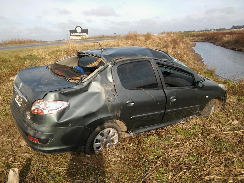 Vuelco de un automóvil, con la muerte de una mujer de Monte Maíz, quien salió despedida