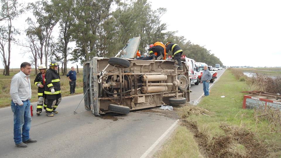 Tumbo de una camioneta que transportaba un carro con mercadería en ruta 9