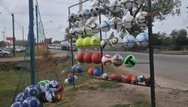 Quieren declarar a Bell Ville como la capital nacional de la pelota de fútbol
