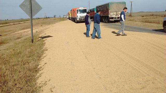 Roce entre dos camiones en ruta 12 en cercanías de Huinca Cereales