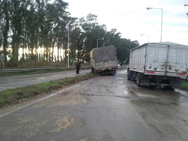Un acoplado abandonado en ruta 9 y circunvalación hizo que otro acoplado quedara encajado en cantero central