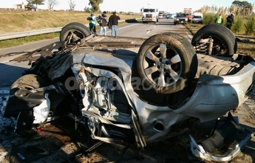 Choque y vuelco en la autopista a la altura de Cañada de Gómez
