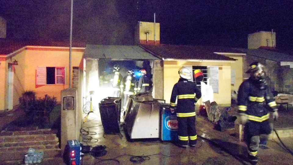 Incendio en un garaje que funcionaba como despensa en una vivienda de calle Remedios de Escalada al 1800