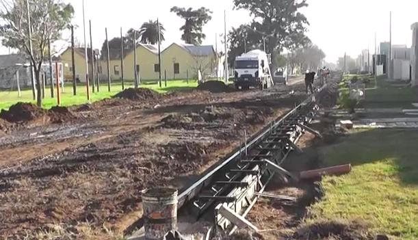 Tareas de cordón cuneta por calle Mitre en el barrio Antony Voght