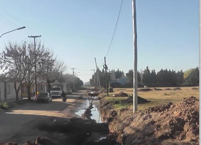 Rotura de un caño de agua en calle Antártida Argentina de Villa Argentina
