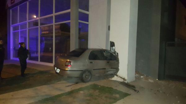 Automóvil se incrustó en local comercial ubicado en ruta 9 y su conductor sufrió traumatismo de cráneo