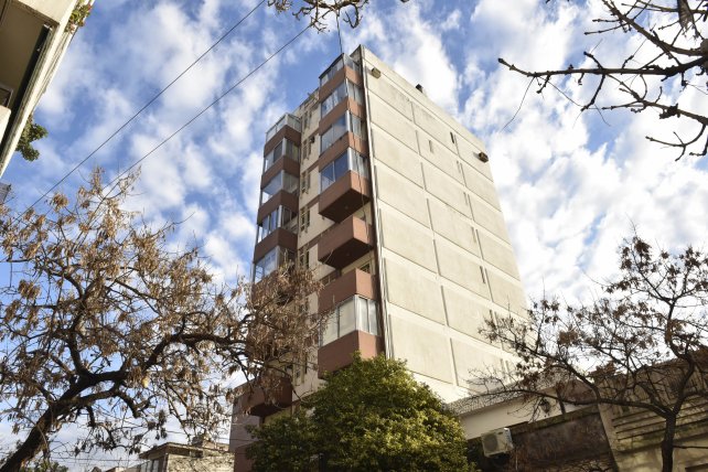 Una joven olvidó las llaves de su departamento, trepó desde otro balcón, perdió el control, cayó y falleció