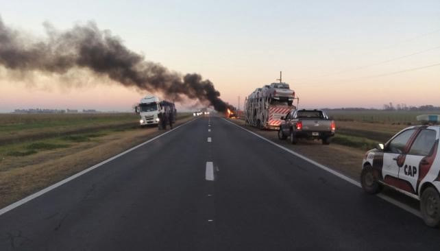 La Carlota: Incendió de un camión que transportaba vehículos O KM donde el chofer salvó la carga