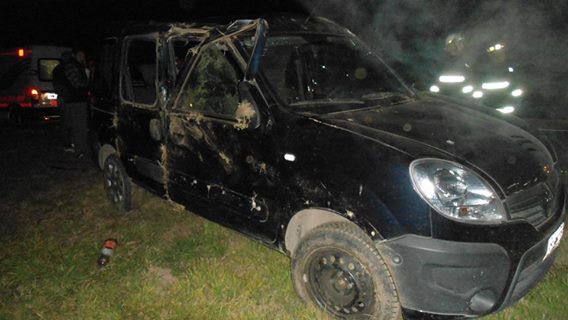 Vuelco en solitario de un vehículo Renault Kagoo que terminó en el cantero central de la autopista