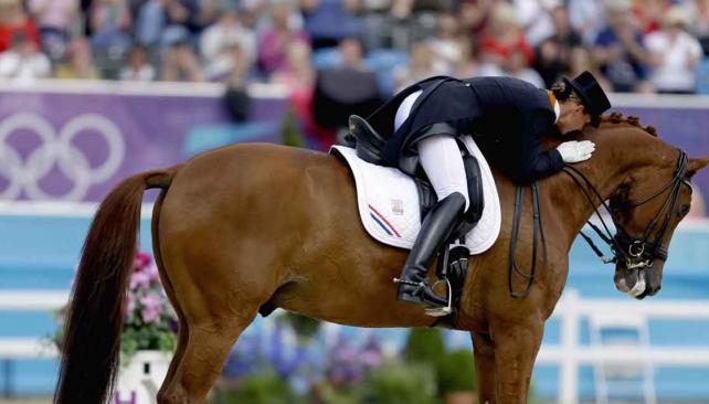 Conmovedor: la jinete que abandonó los Juegos Olímpicos para salvar a su caballo