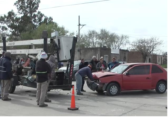 Curioso accidente que involucró a un vehículo Municipal, una  moto y un automóvil