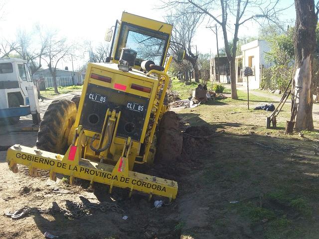 Motoniveladora cayó a una cuneta en momentos en que realizaba tareas en calle Quintana y Chile