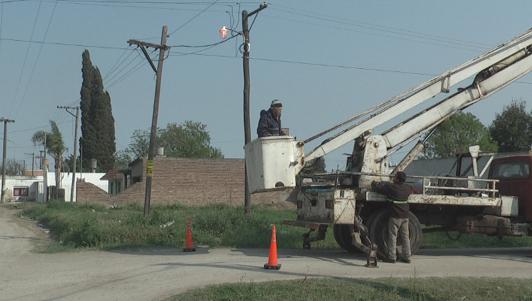 Rápido accionar municipal ante la presencia de una luminaria que estaba por caerse en Villa Argentina