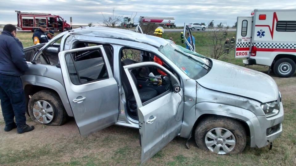 Vuelco de una pick up luego de cruzar cantero y carril contrario de la autopista