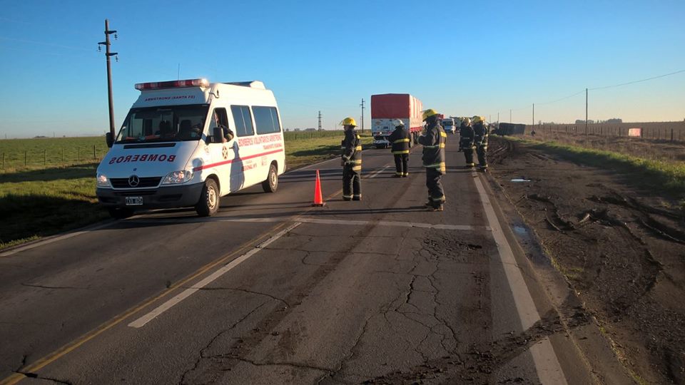 Vuelco del acoplado de un camión de Marcos Juárez en la intersección de ruta 9 y 178