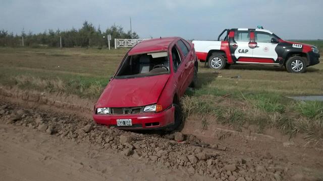 El automóvil Volkswagen Polo quedó de lateral cerca de la curva y presenta rotura de parabrisa