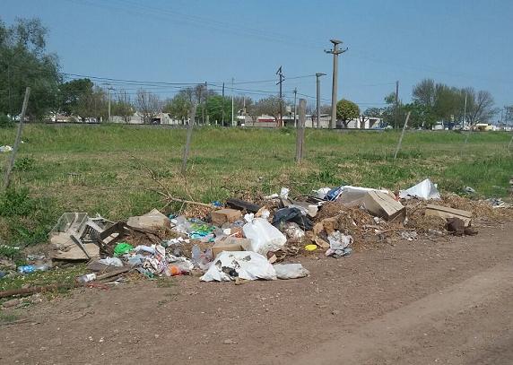 Reclamo de vecino de calle Cesanelli que se está convirtiendo en basural