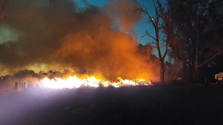 Incendio de ramas detrás del CAM