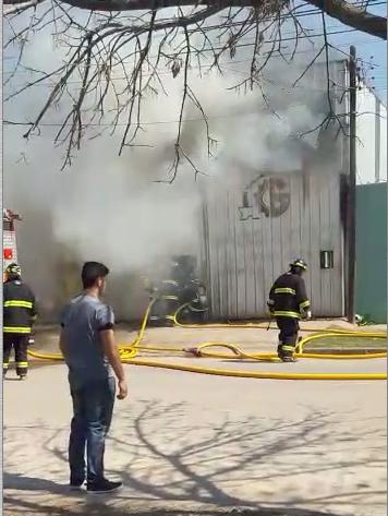 Incendio de magnitud en fábrica de carrocerías ubicada en calle Bismark